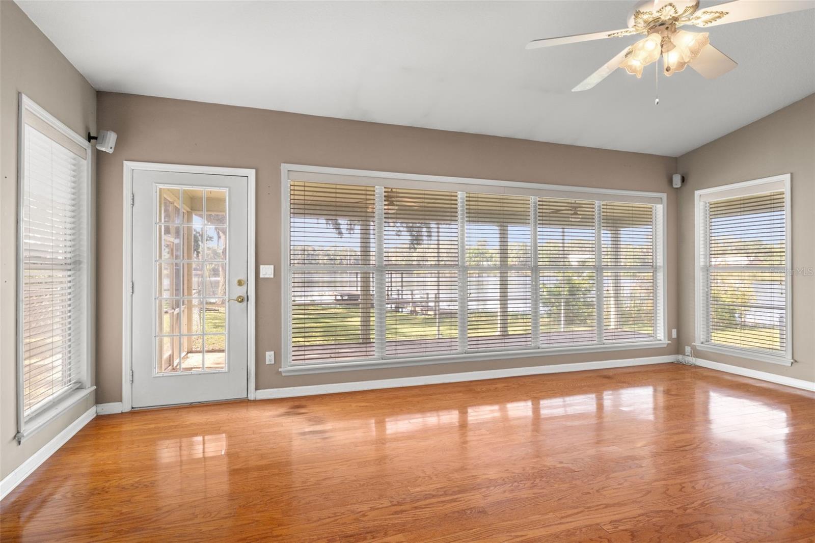 Listing photo id 9 for 18132 Oakdale Road
