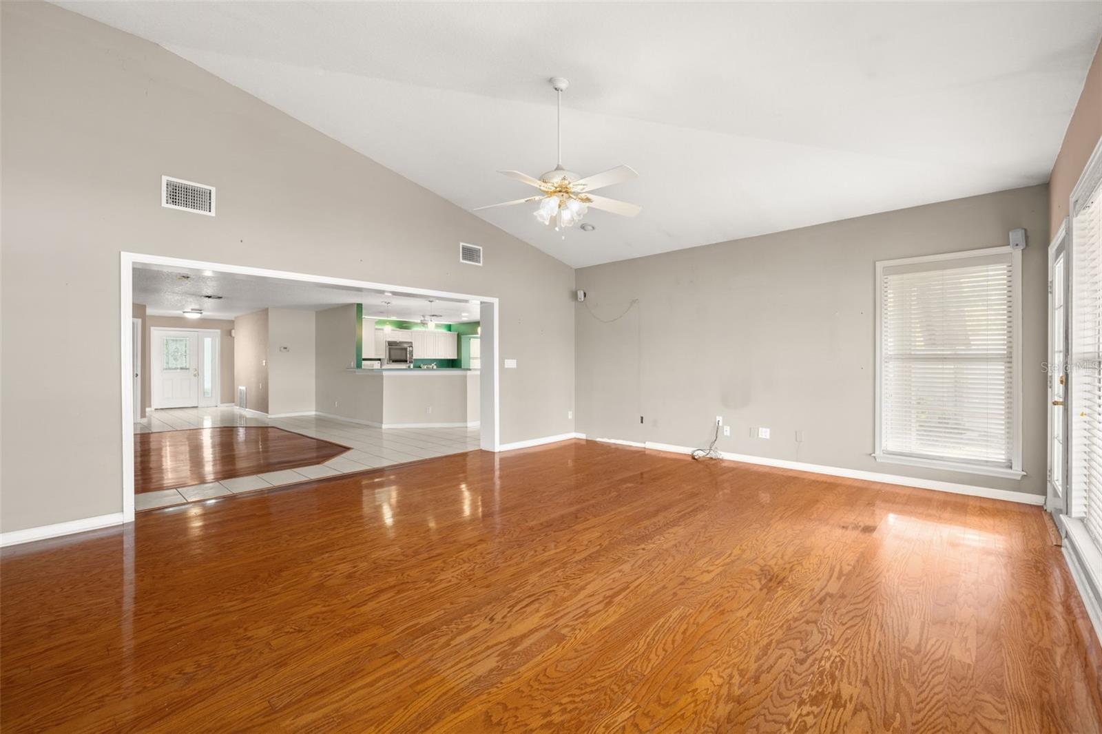 Listing photo id 10 for 18132 Oakdale Road