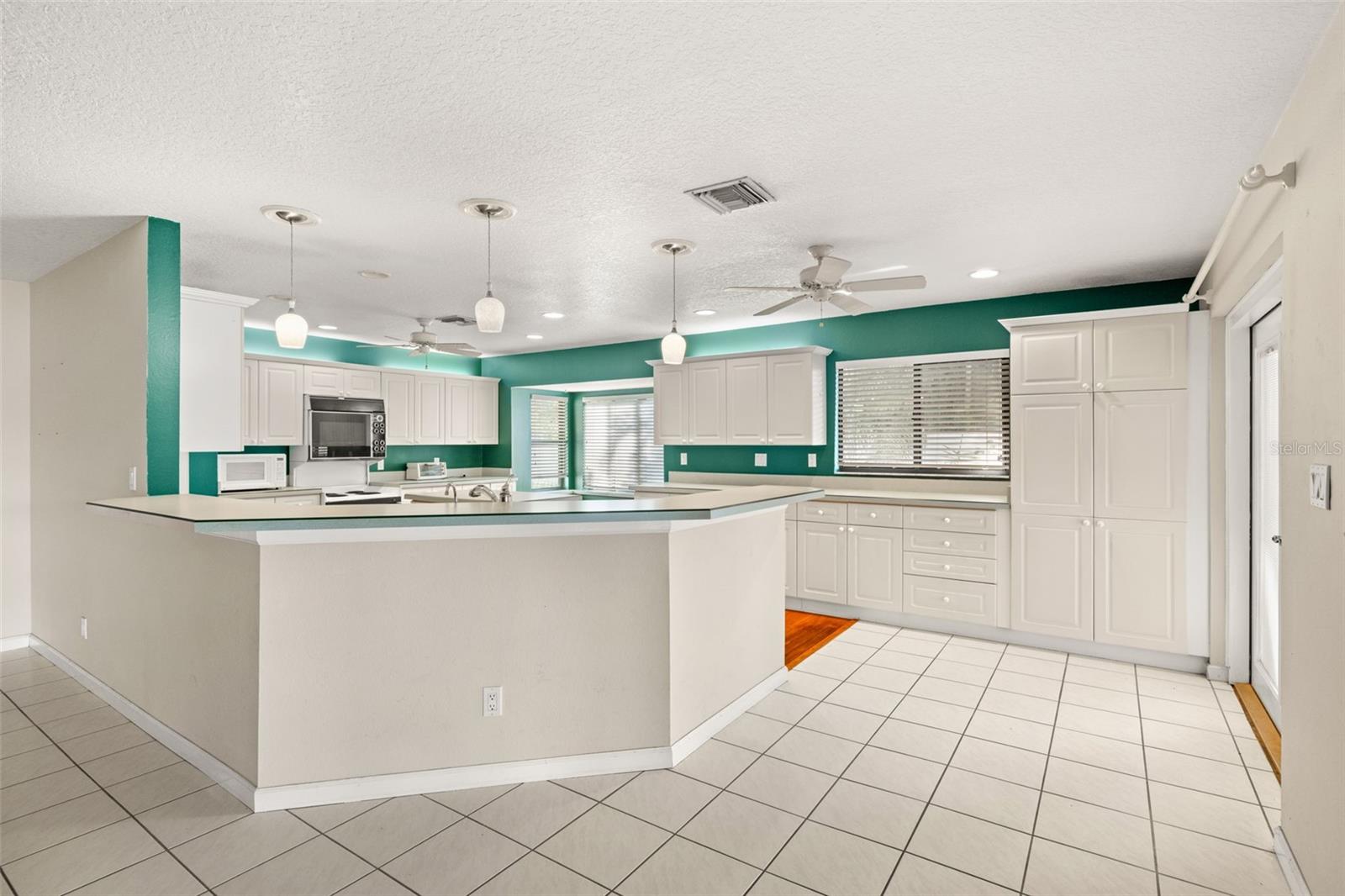 Listing photo id 12 for 18132 Oakdale Road