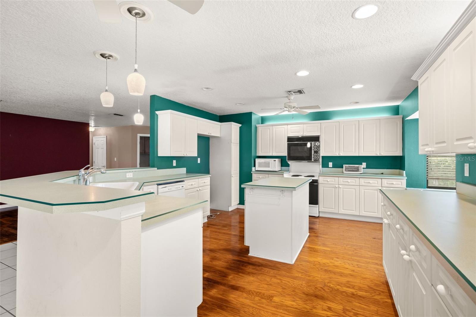 Listing photo id 13 for 18132 Oakdale Road