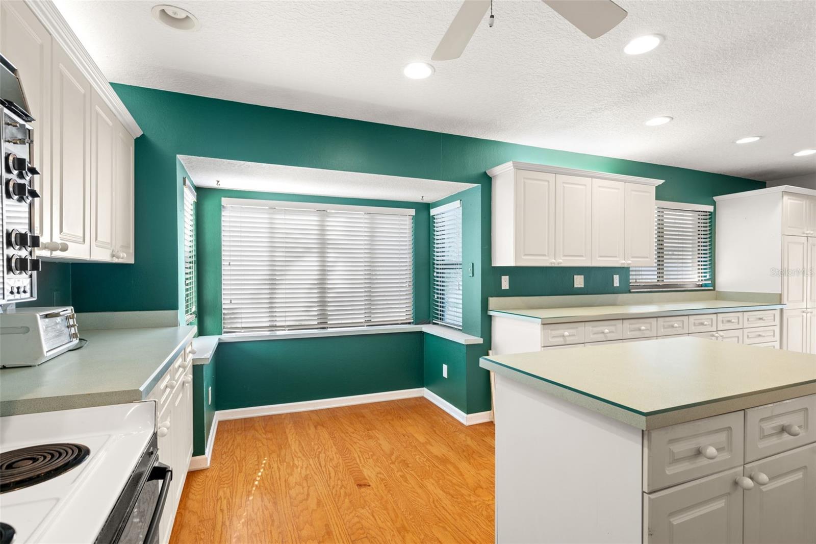 Listing photo id 14 for 18132 Oakdale Road