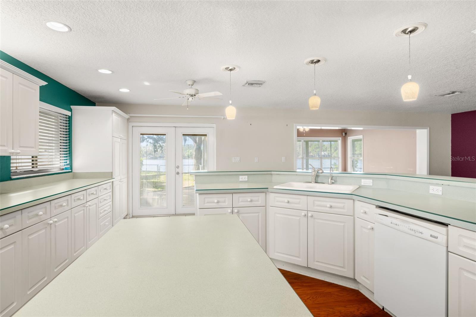 Listing photo id 15 for 18132 Oakdale Road