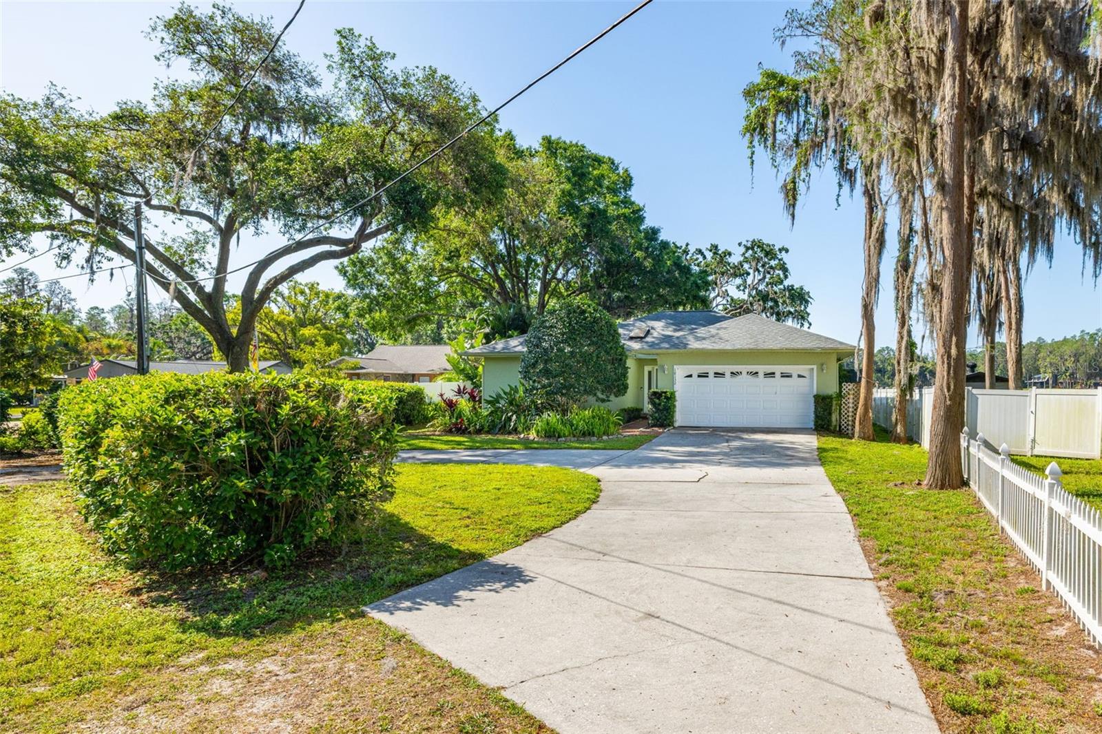 Listing photo id 3 for 18132 Oakdale Road