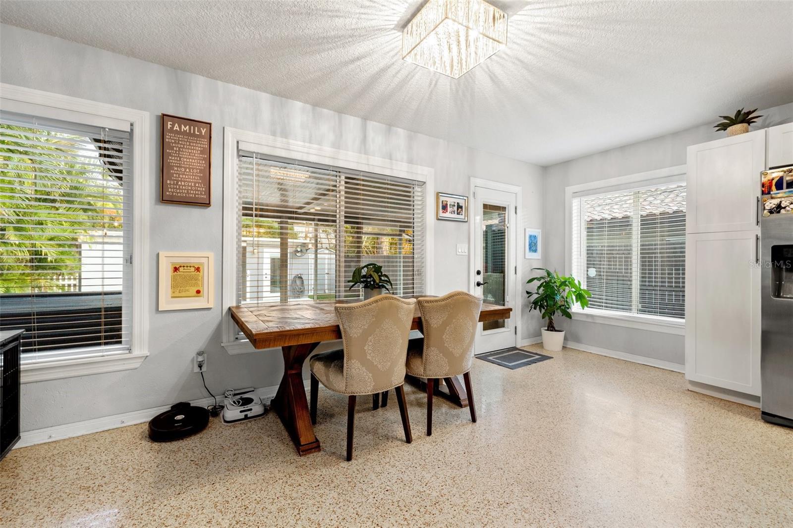 Listing photo id 8 for 1136 Serpentine Drive S