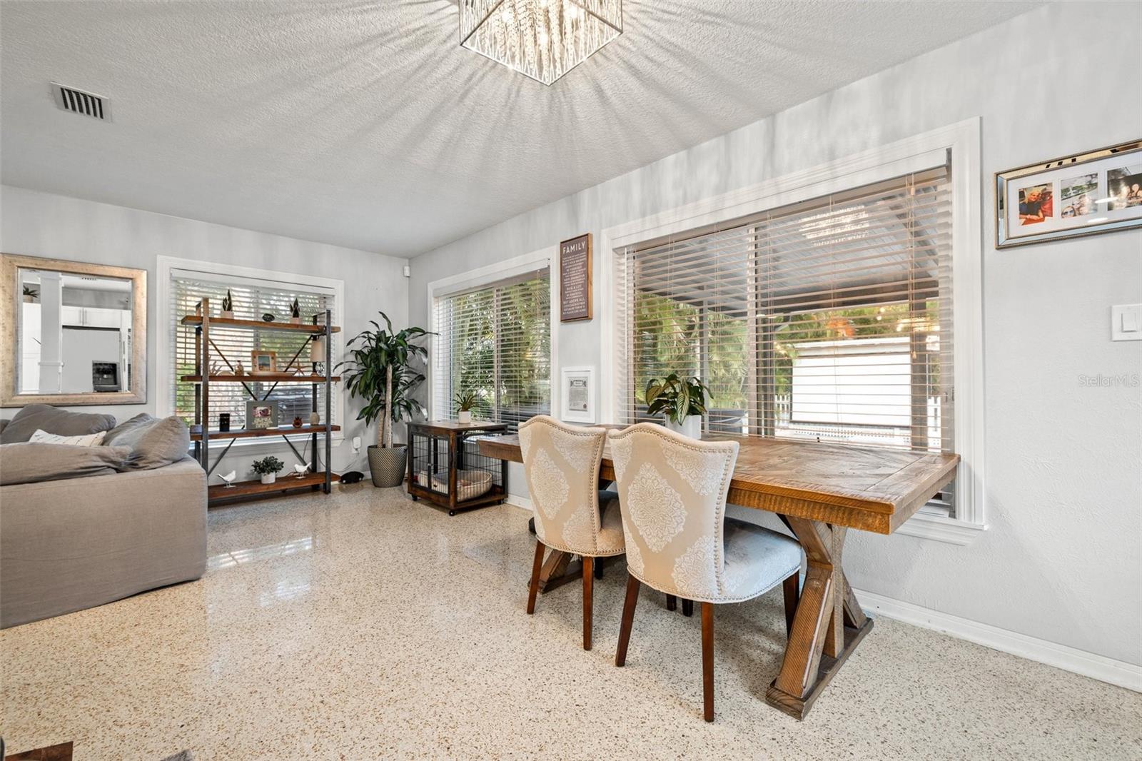 Listing photo id 9 for 1136 Serpentine Drive S