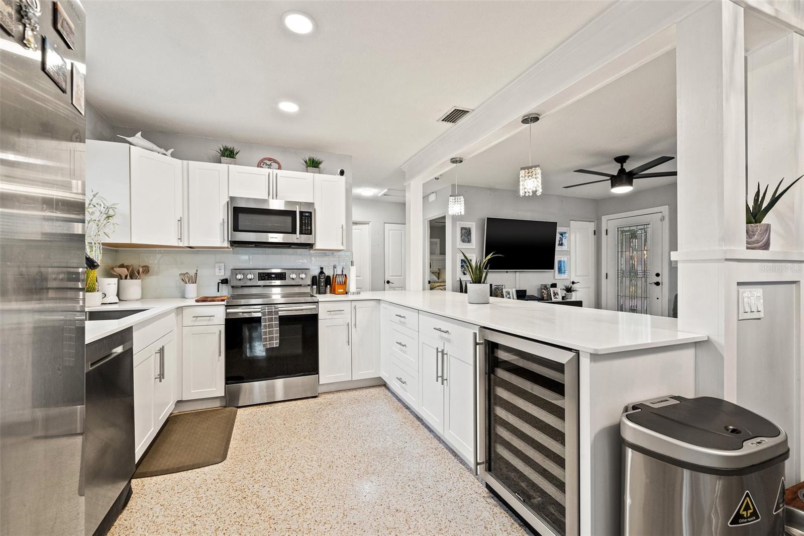 Listing photo id 11 for 1136 Serpentine Drive S