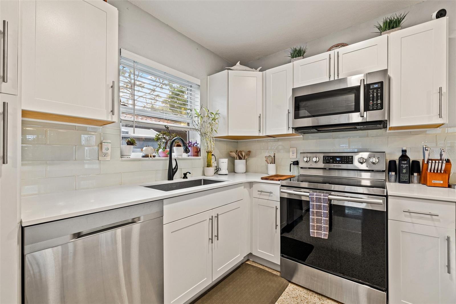 Listing photo id 12 for 1136 Serpentine Drive S