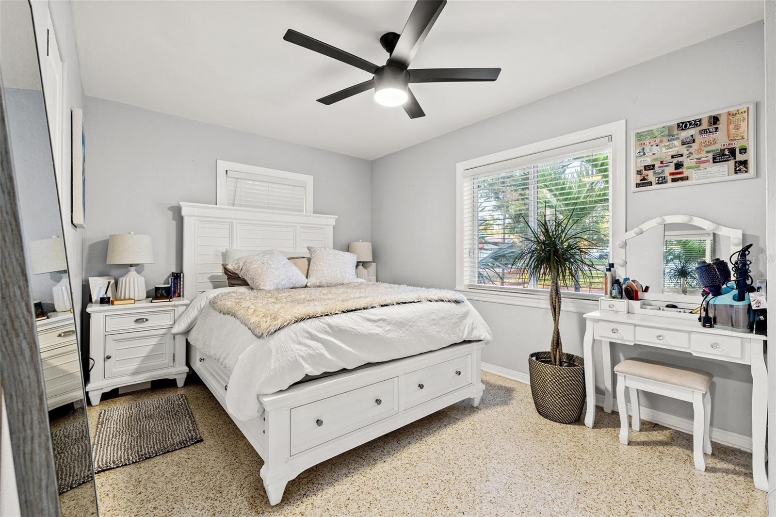 Listing photo id 13 for 1136 Serpentine Drive S