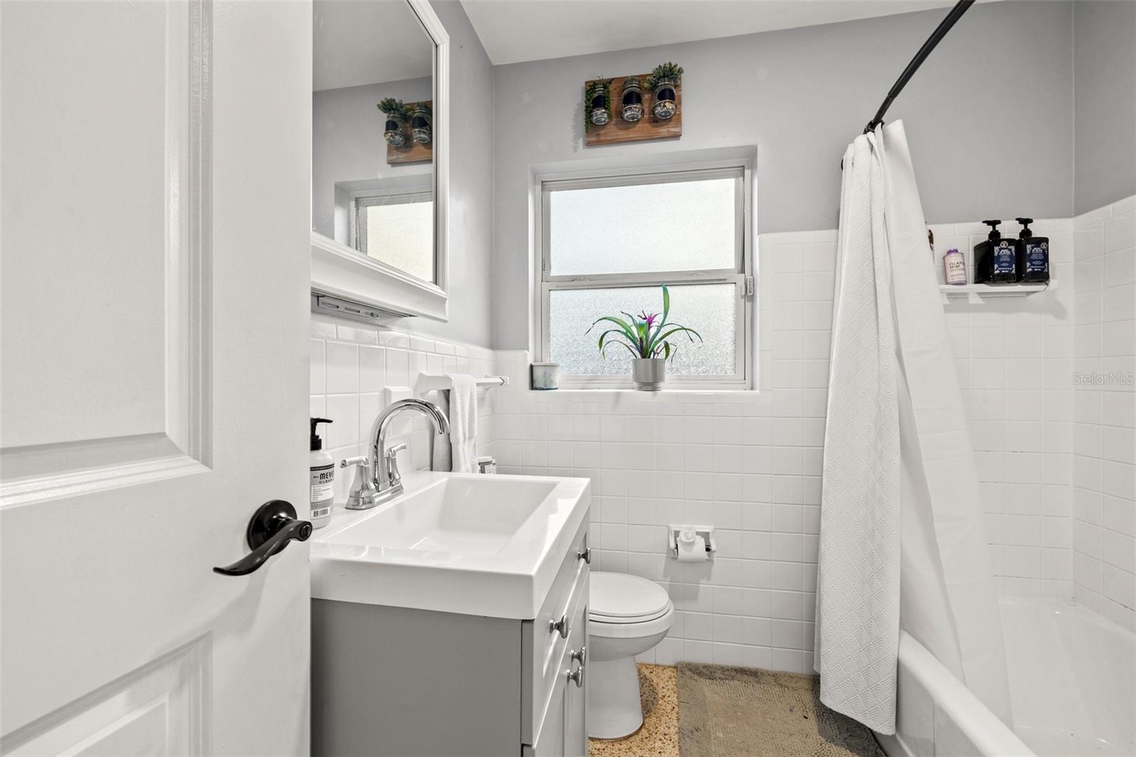 Listing photo id 14 for 1136 Serpentine Drive S