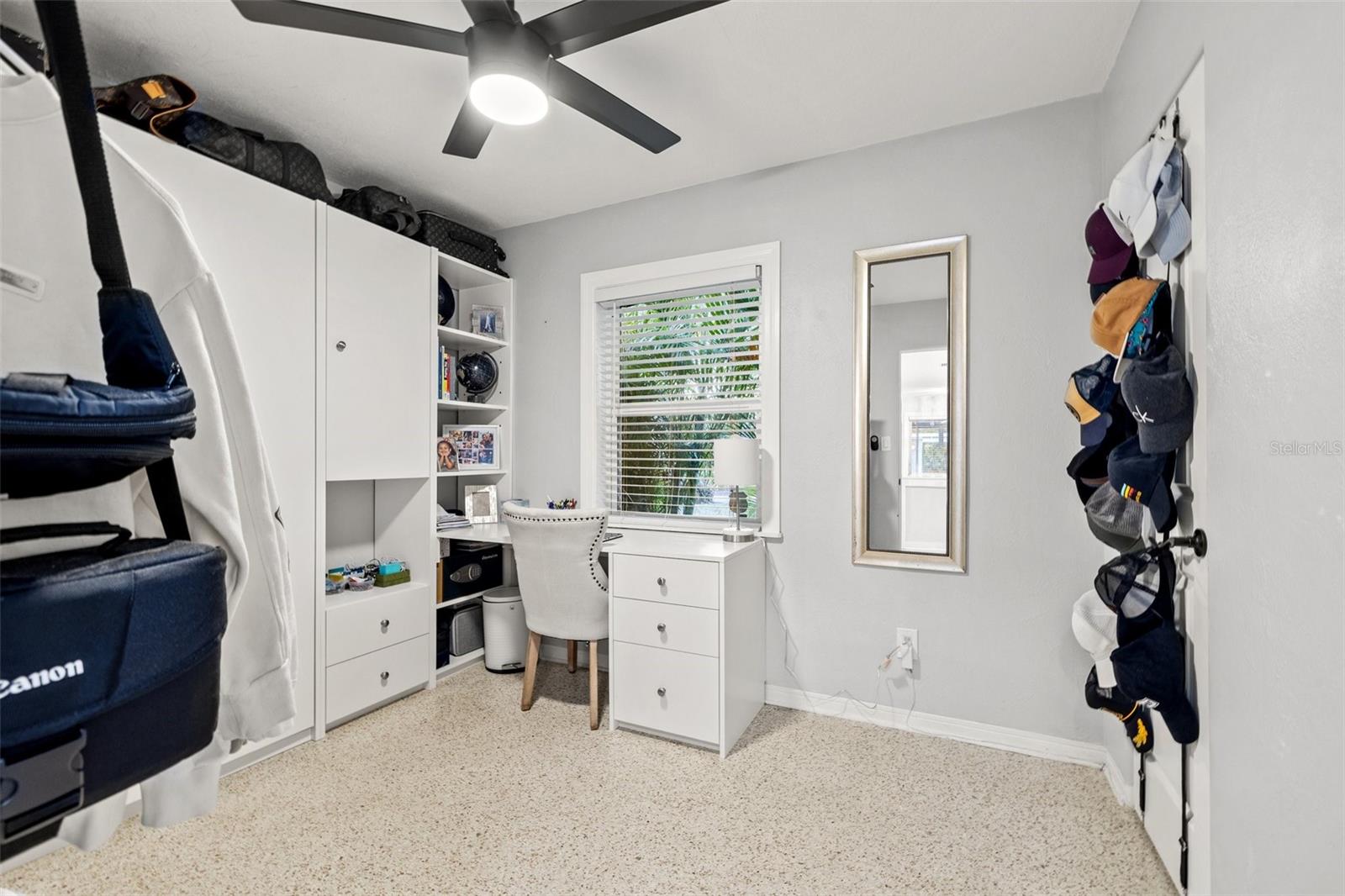 Listing photo id 15 for 1136 Serpentine Drive S