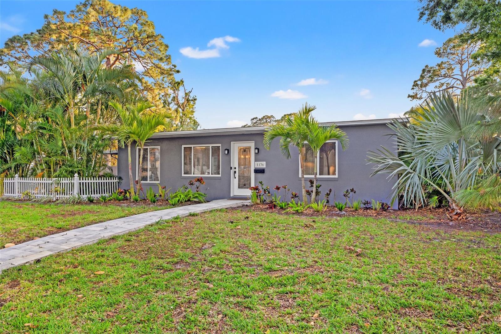 Listing photo id 0 for 1136 Serpentine Drive S