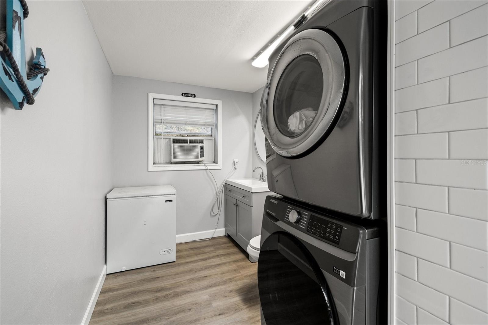 Listing photo id 18 for 1136 Serpentine Drive S