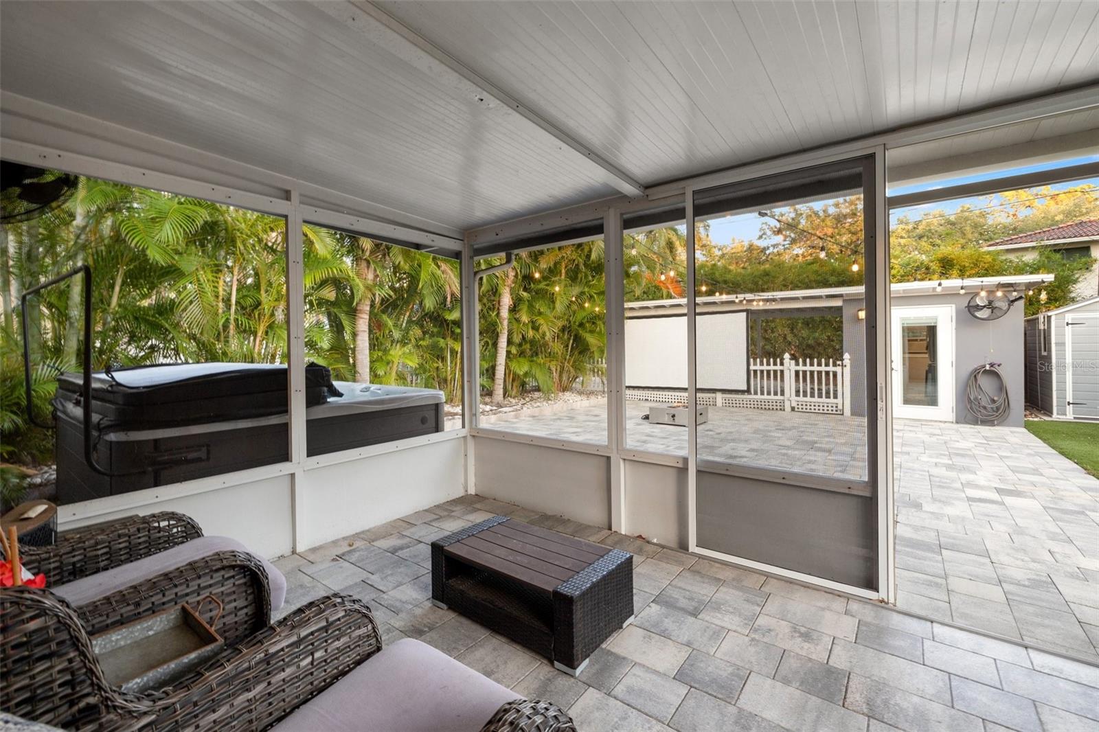 Listing photo id 19 for 1136 Serpentine Drive S