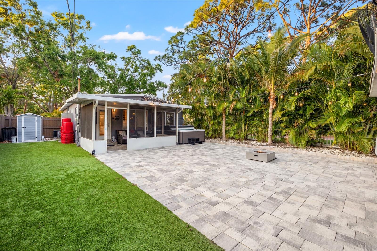 Listing photo id 20 for 1136 Serpentine Drive S