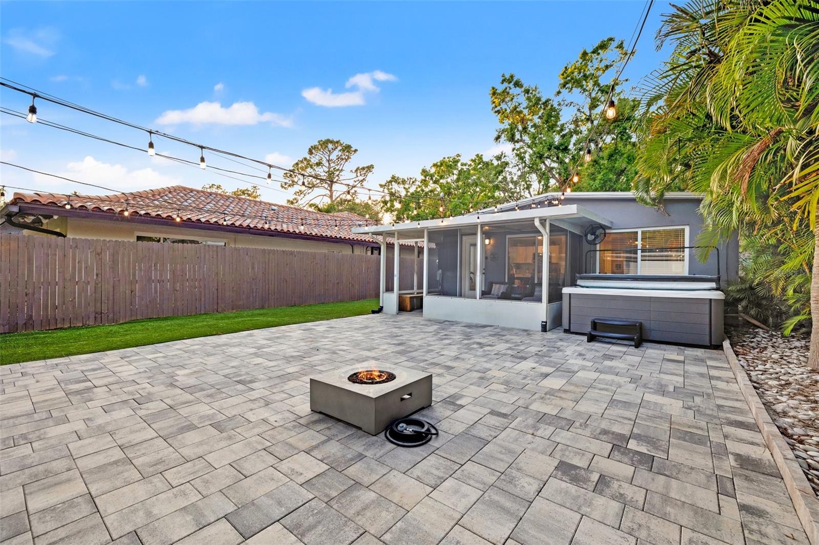 Listing photo id 21 for 1136 Serpentine Drive S