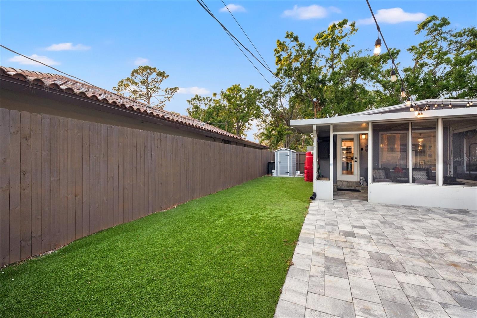 Listing photo id 22 for 1136 Serpentine Drive S