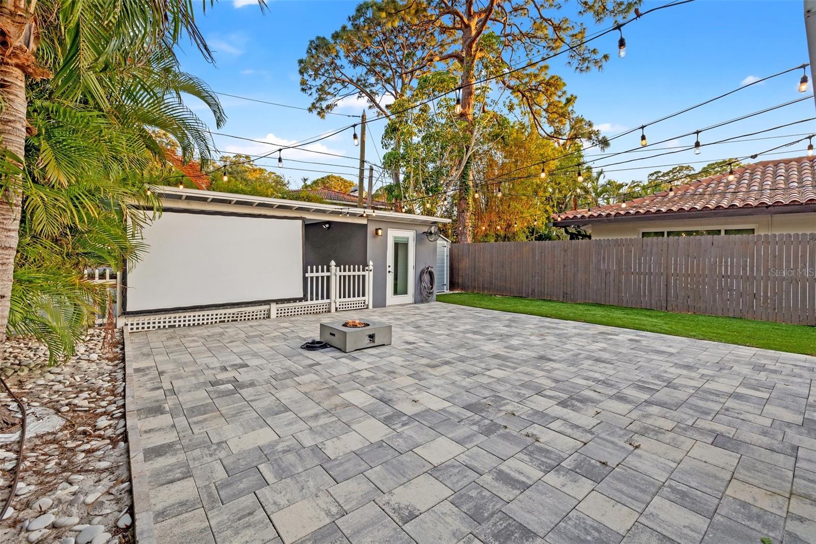 Listing photo id 23 for 1136 Serpentine Drive S