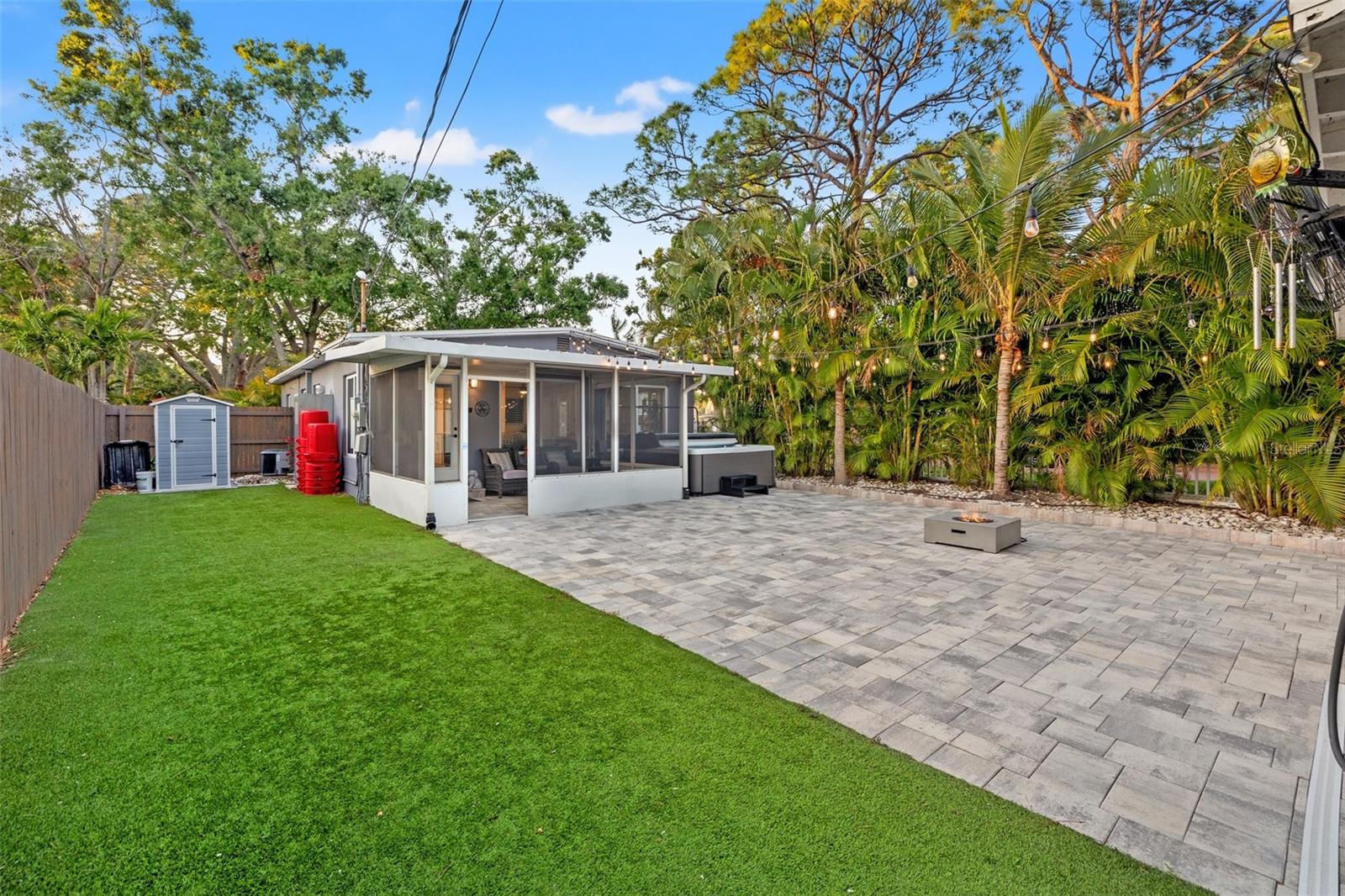 Listing photo id 24 for 1136 Serpentine Drive S