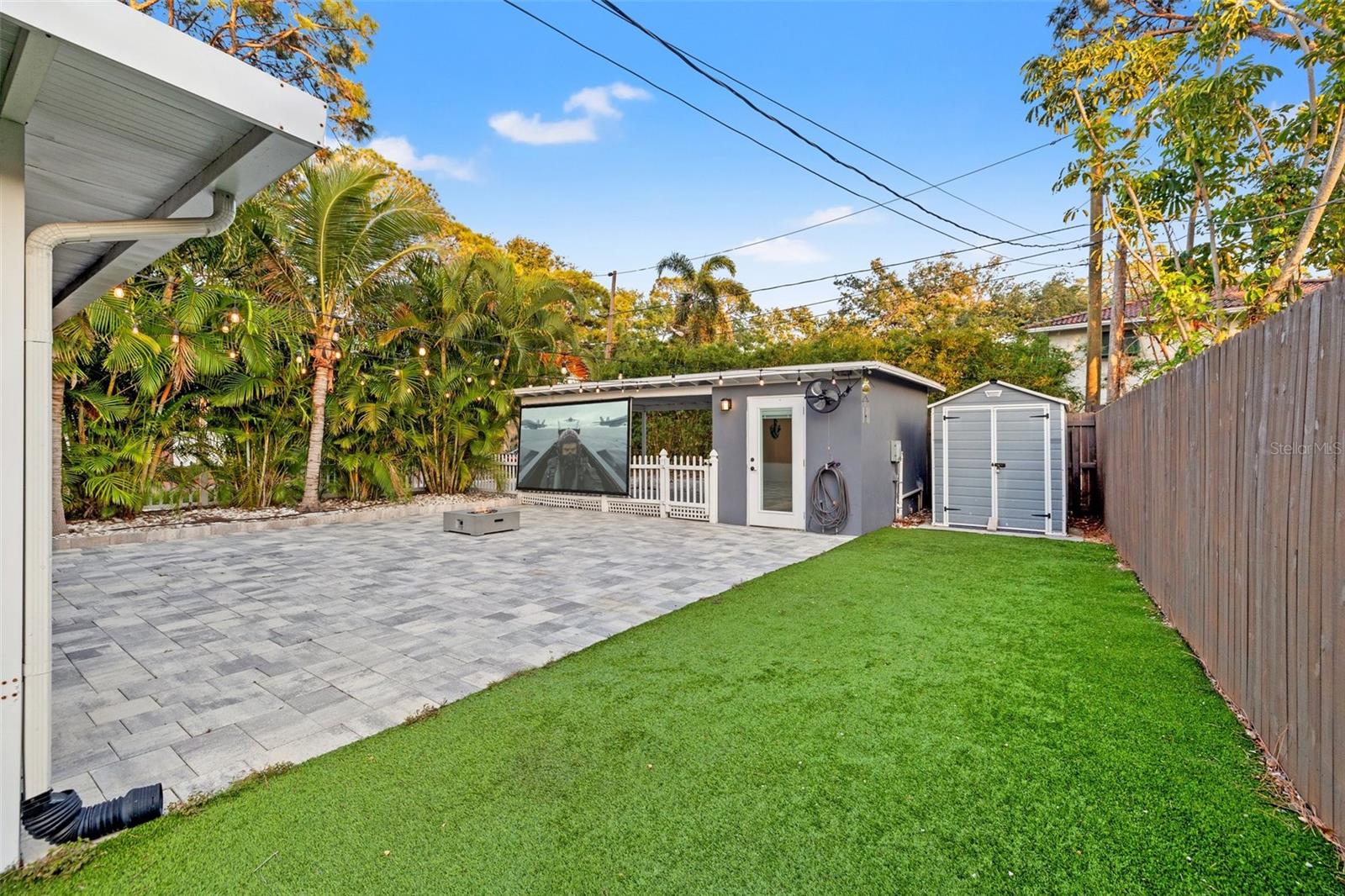 Listing photo id 25 for 1136 Serpentine Drive S