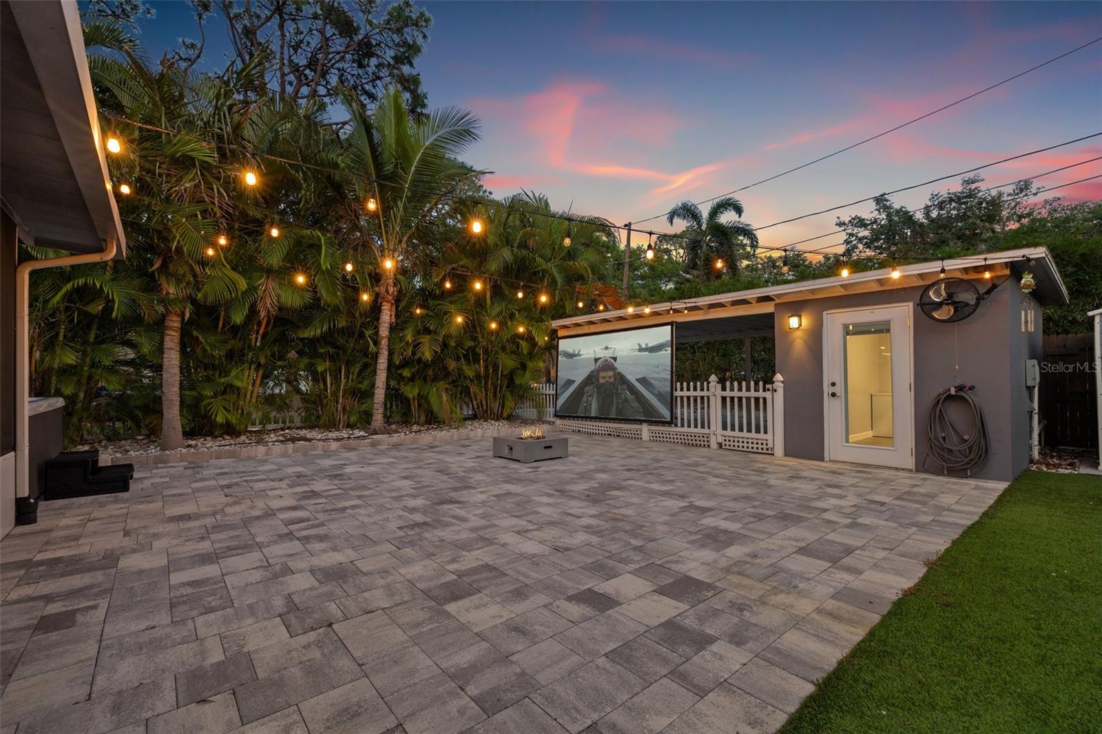Listing photo id 27 for 1136 Serpentine Drive S