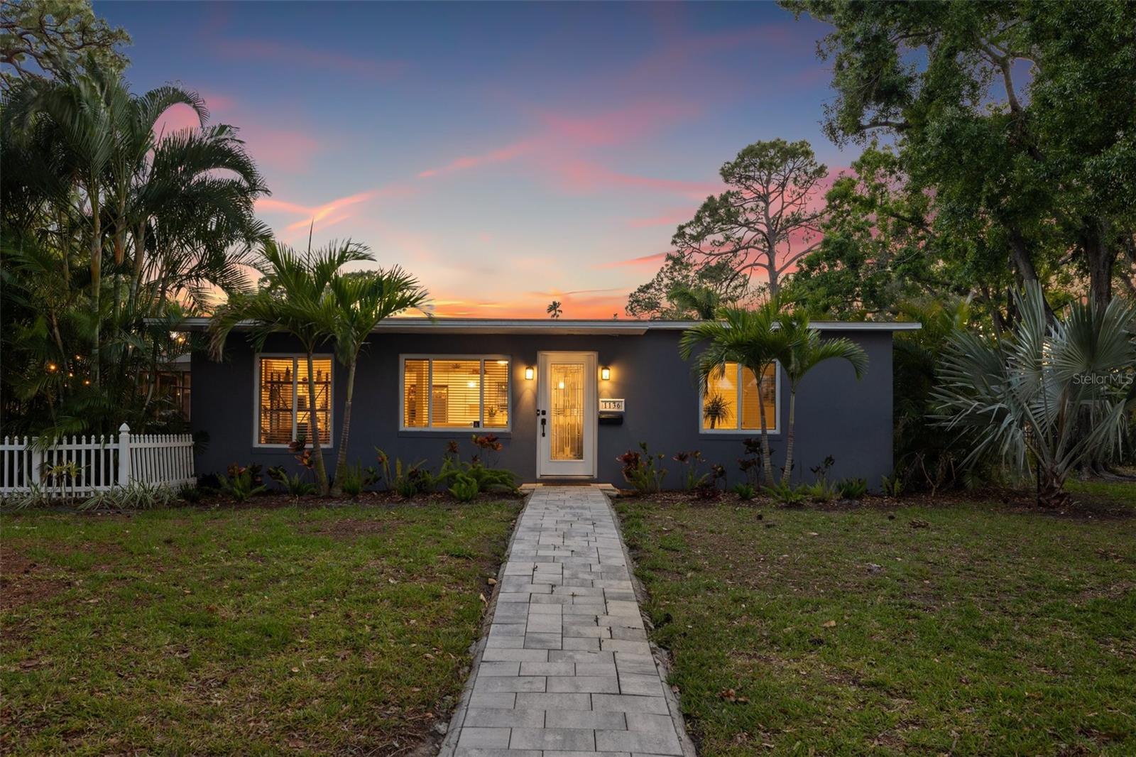 Listing photo id 1 for 1136 Serpentine Drive S