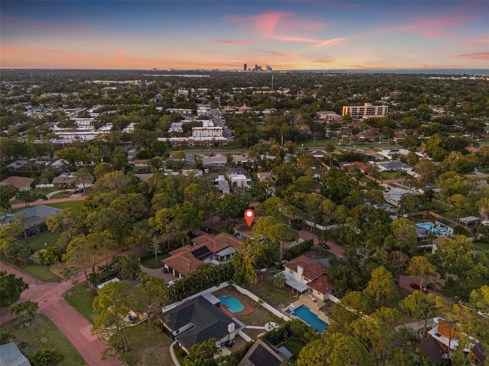 Listing photo id 32 for 1136 Serpentine Drive S
