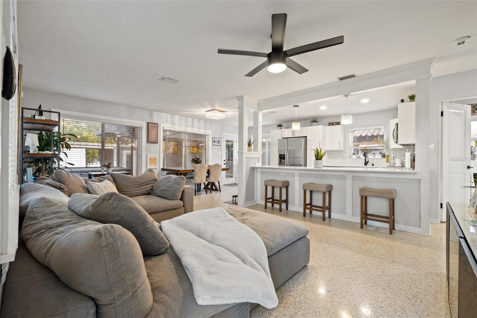 Listing photo id 2 for 1136 Serpentine Drive S