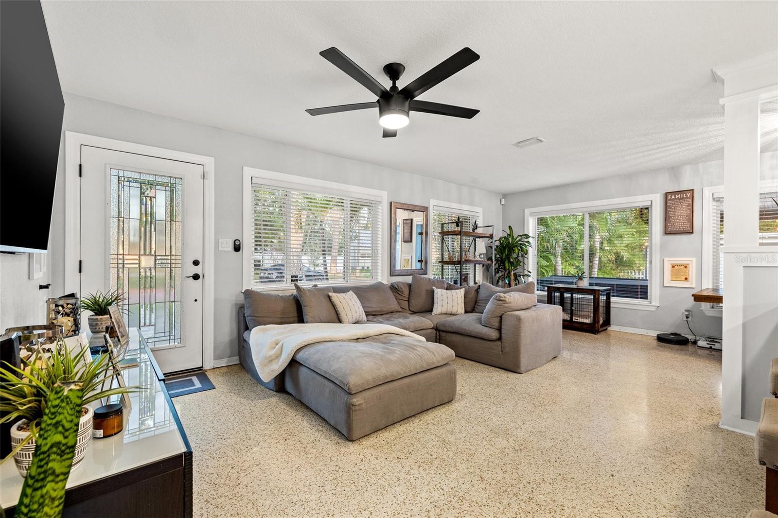 Listing photo id 3 for 1136 Serpentine Drive S