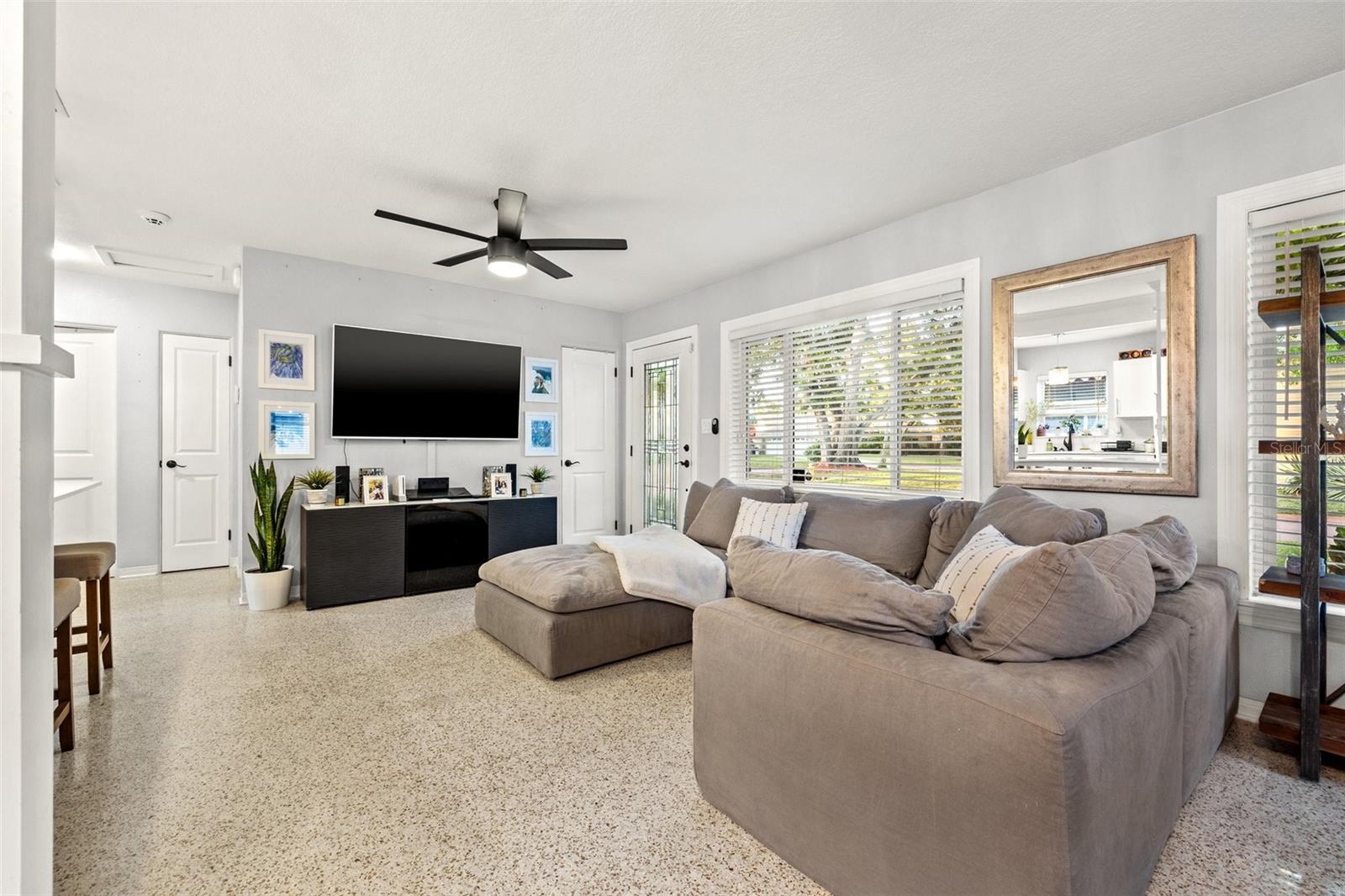 Listing photo id 4 for 1136 Serpentine Drive S