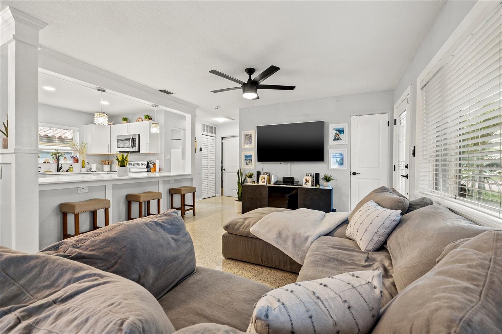 Listing photo id 5 for 1136 Serpentine Drive S