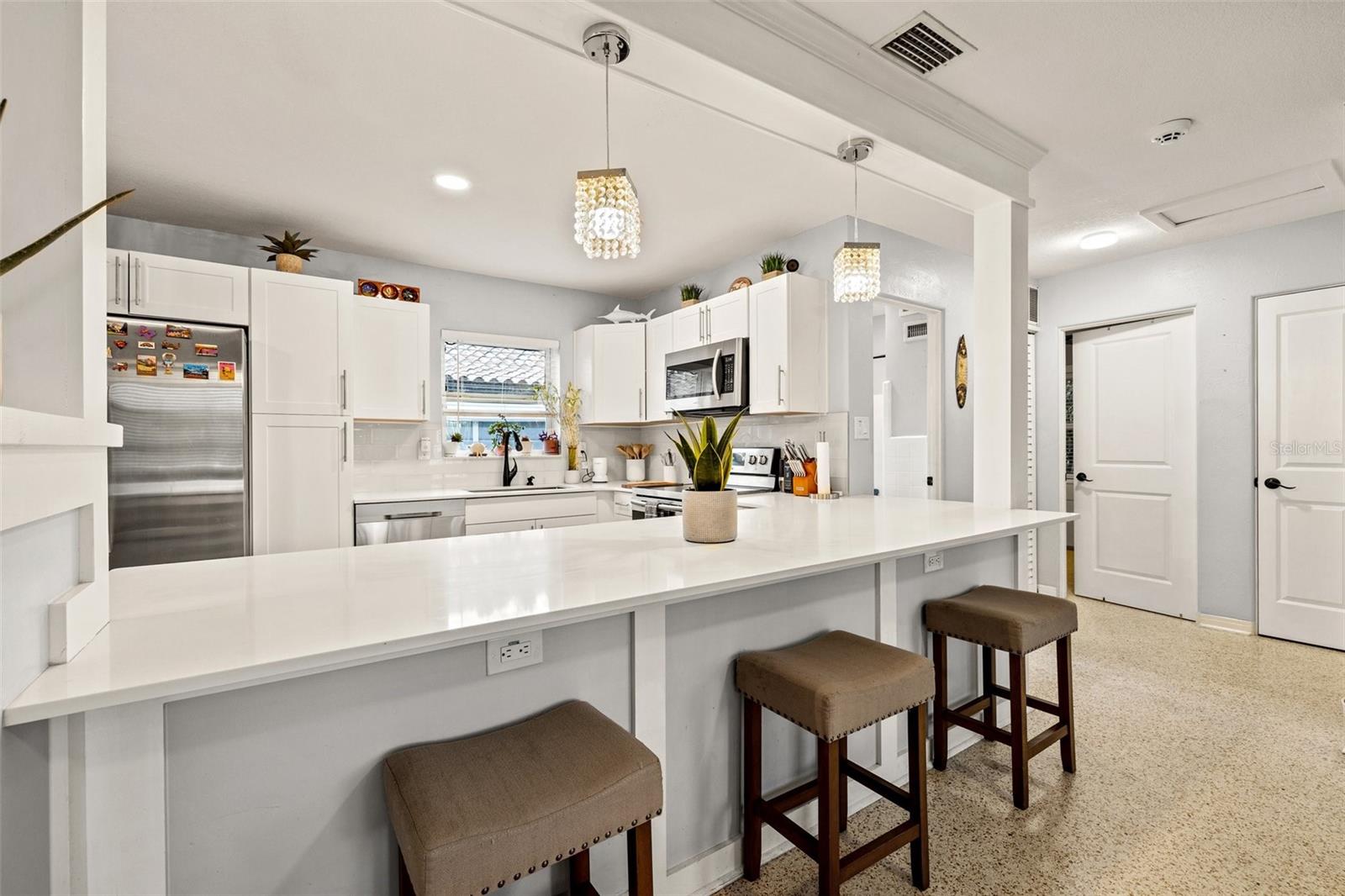 Listing photo id 6 for 1136 Serpentine Drive S