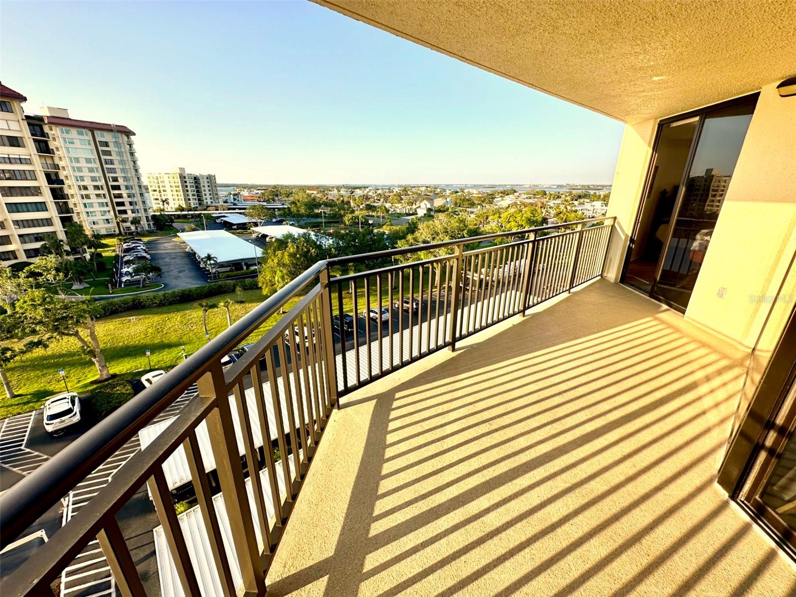 Image 10 of 67 For 690 Island Way 707