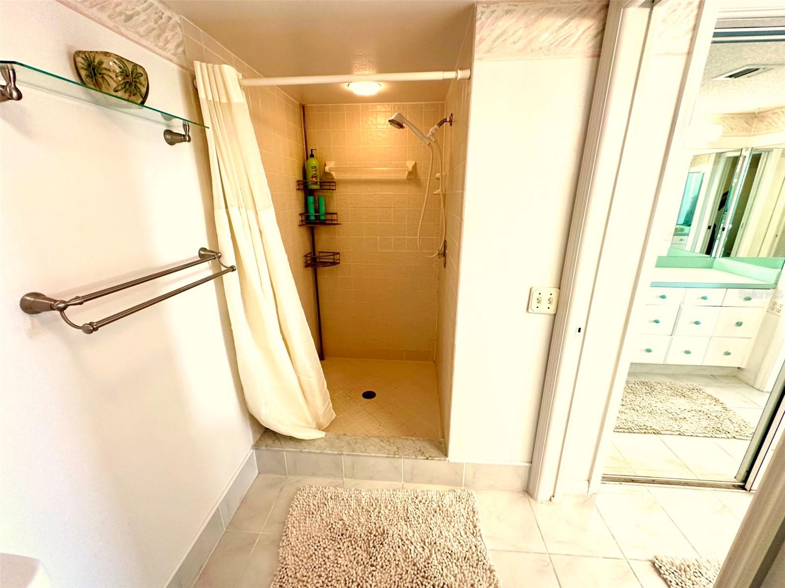 Image 15 of 67 For 690 Island Way 707