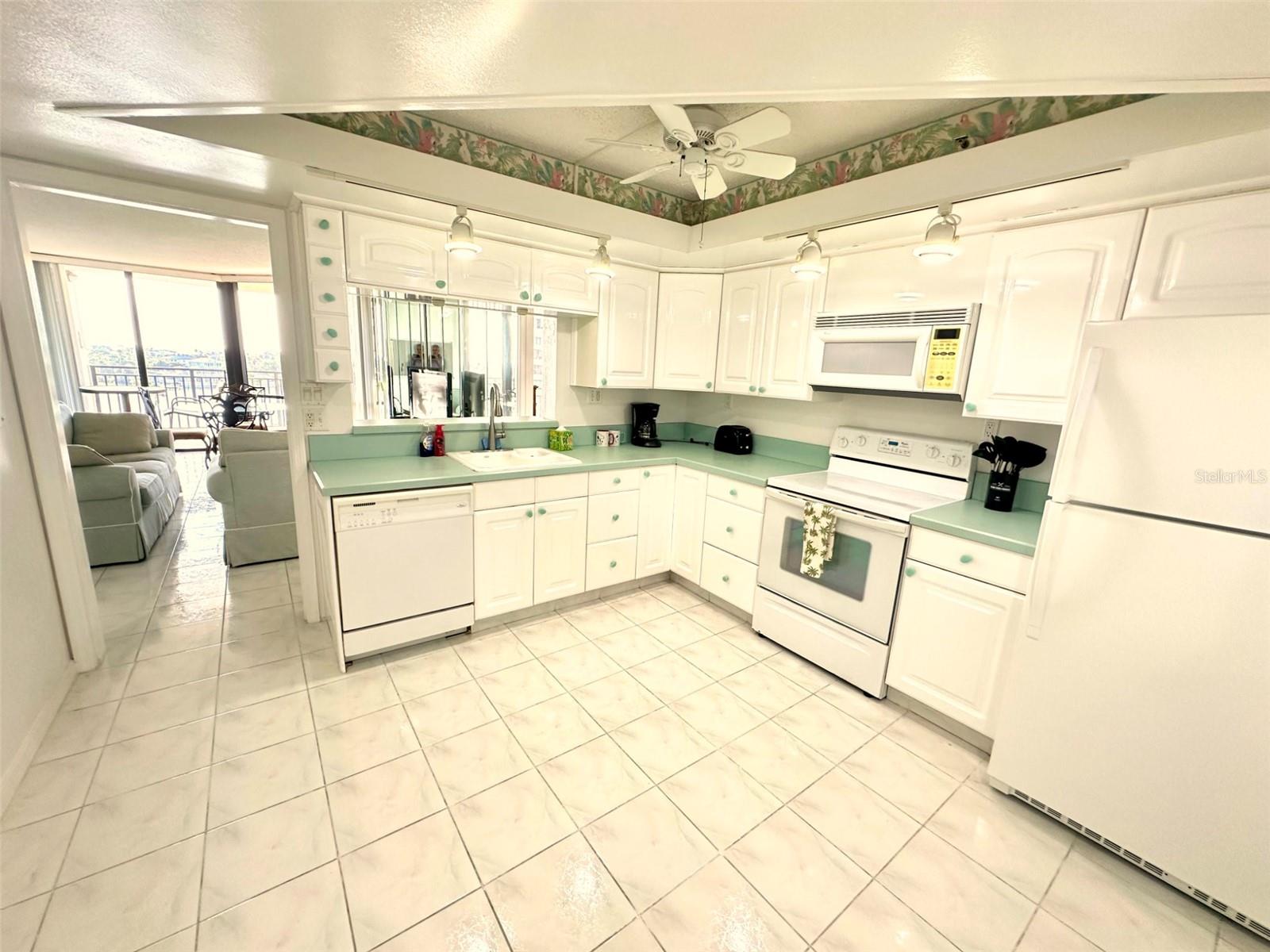 Image 8 of 67 For 690 Island Way 707