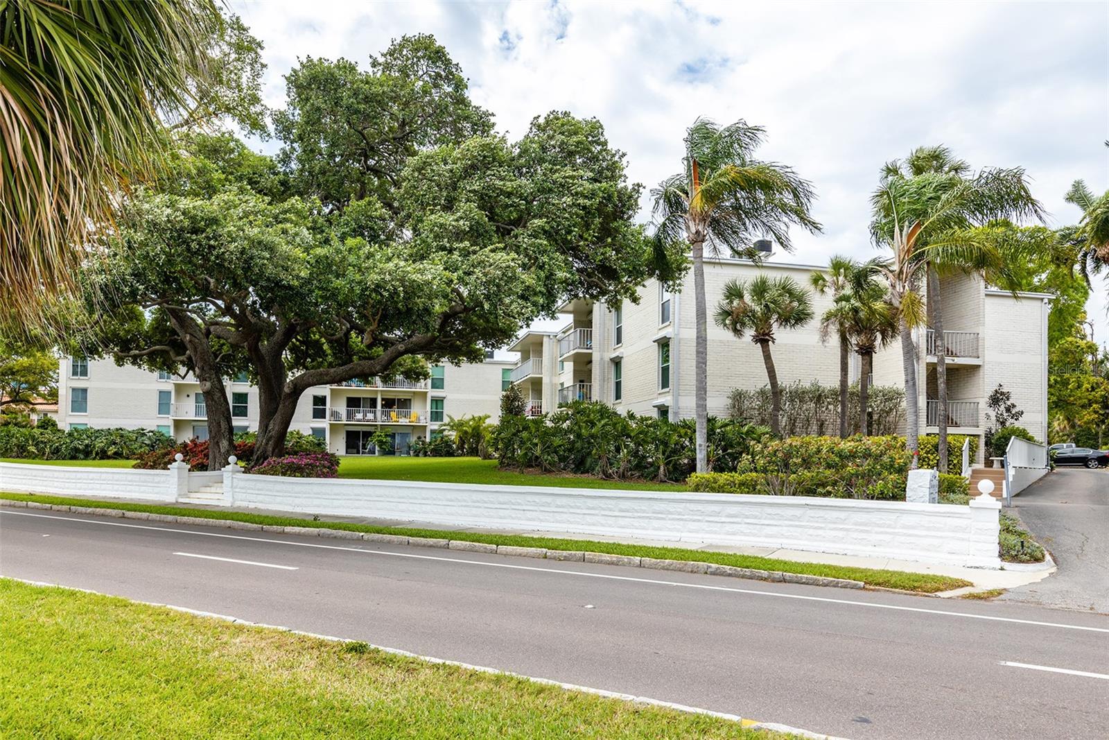 Image 30 of 32 For 3325 Bayshore Boulevard D35