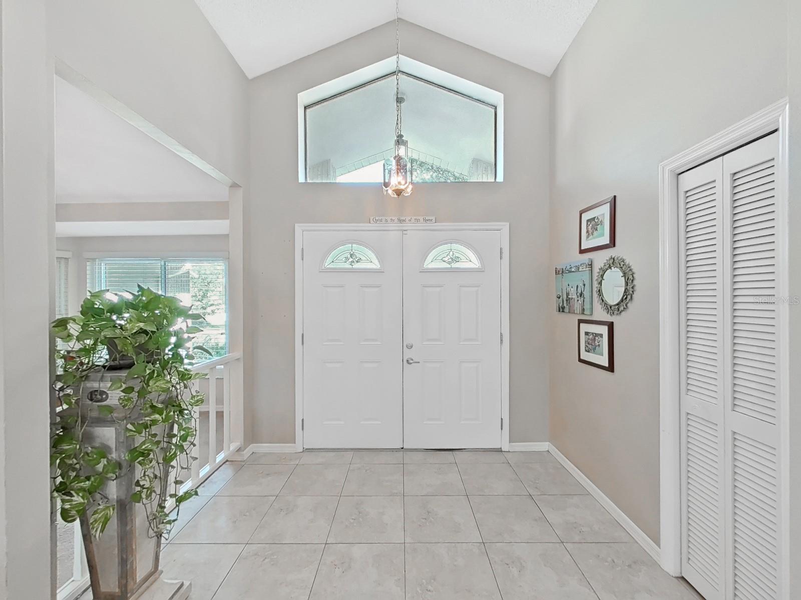 Image 14 of 52 For 1472 Overland Drive