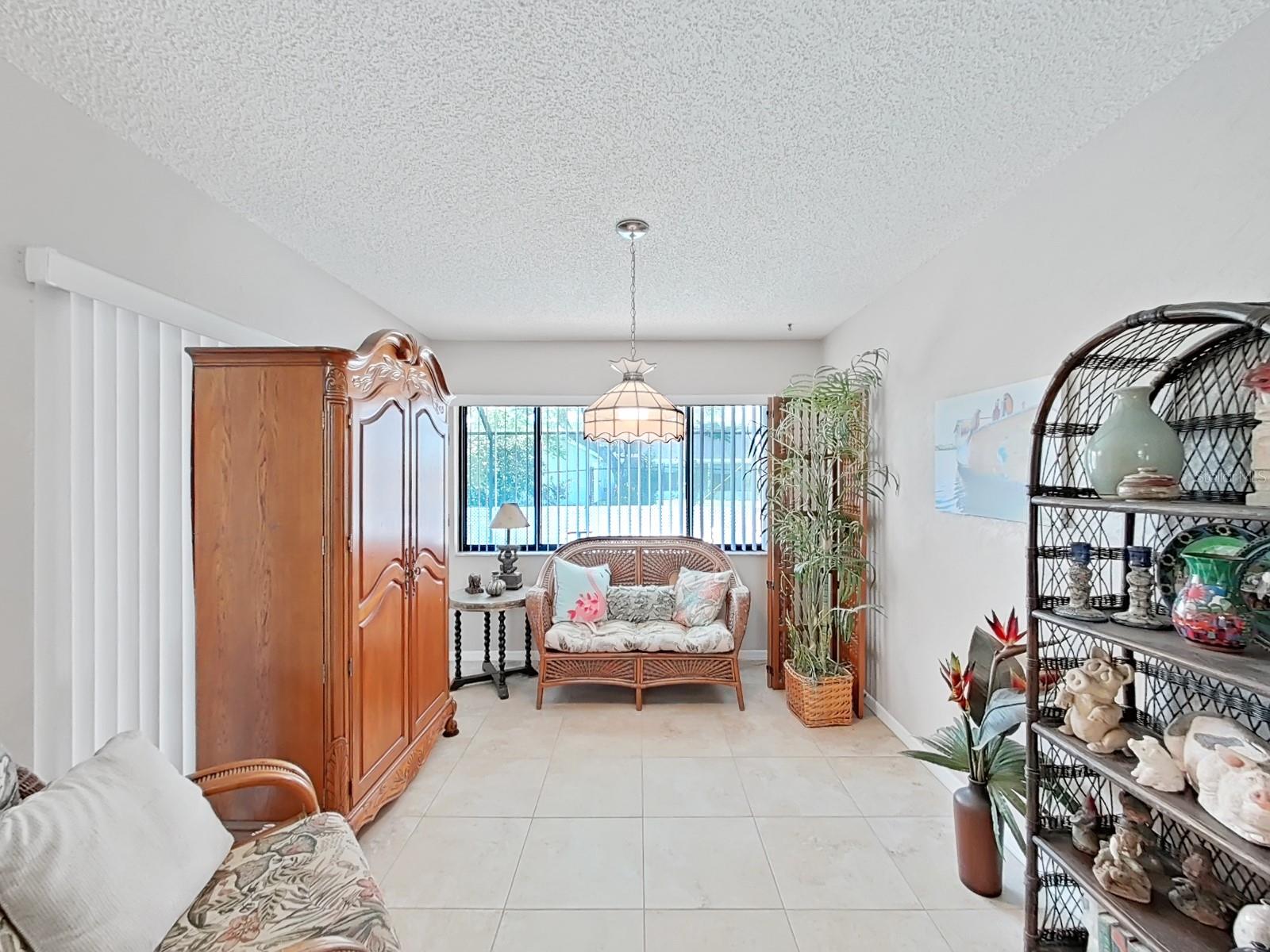 Image 18 of 52 For 1472 Overland Drive