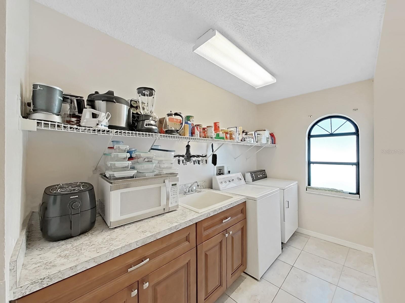 Image 42 of 52 For 1472 Overland Drive