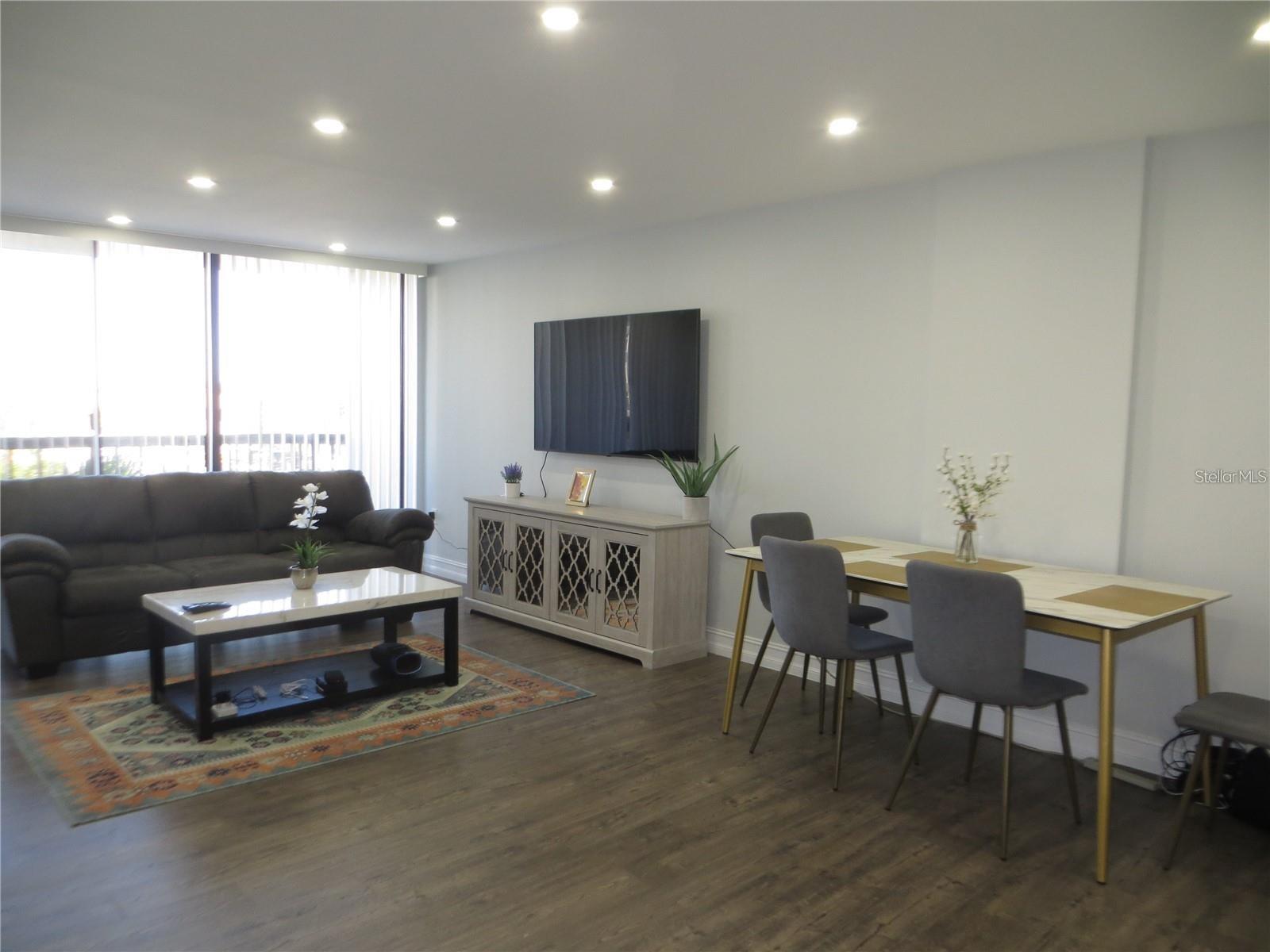 Image 3 of 27 For 400 Island Way 210