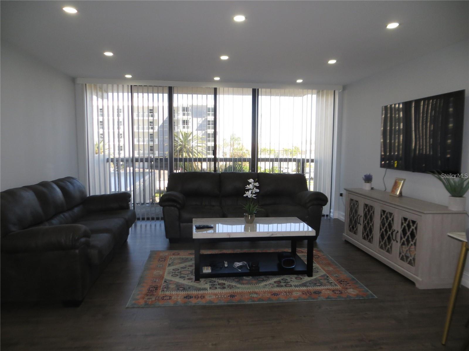 Image 4 of 27 For 400 Island Way 210