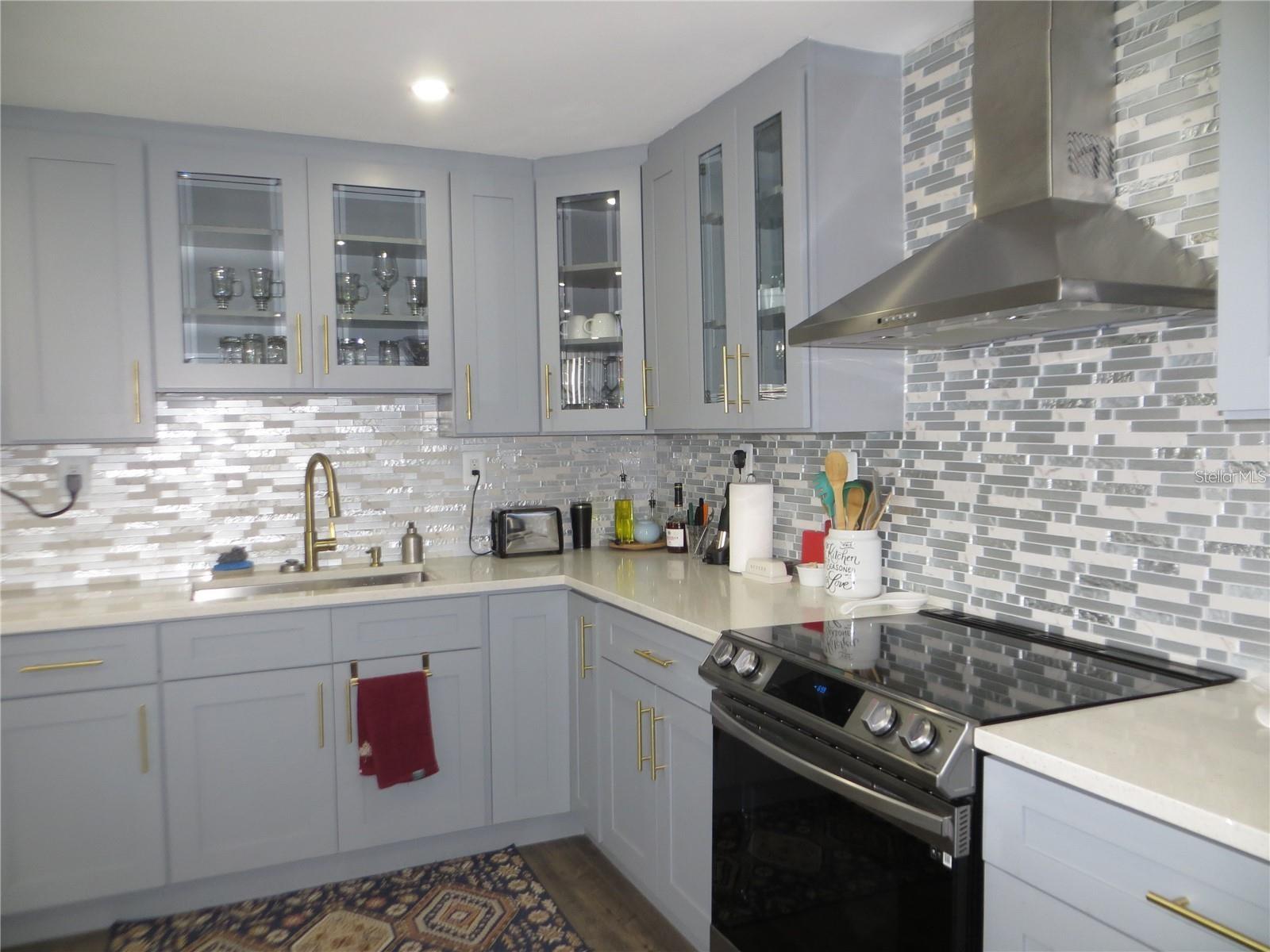 Image 5 of 27 For 400 Island Way 210