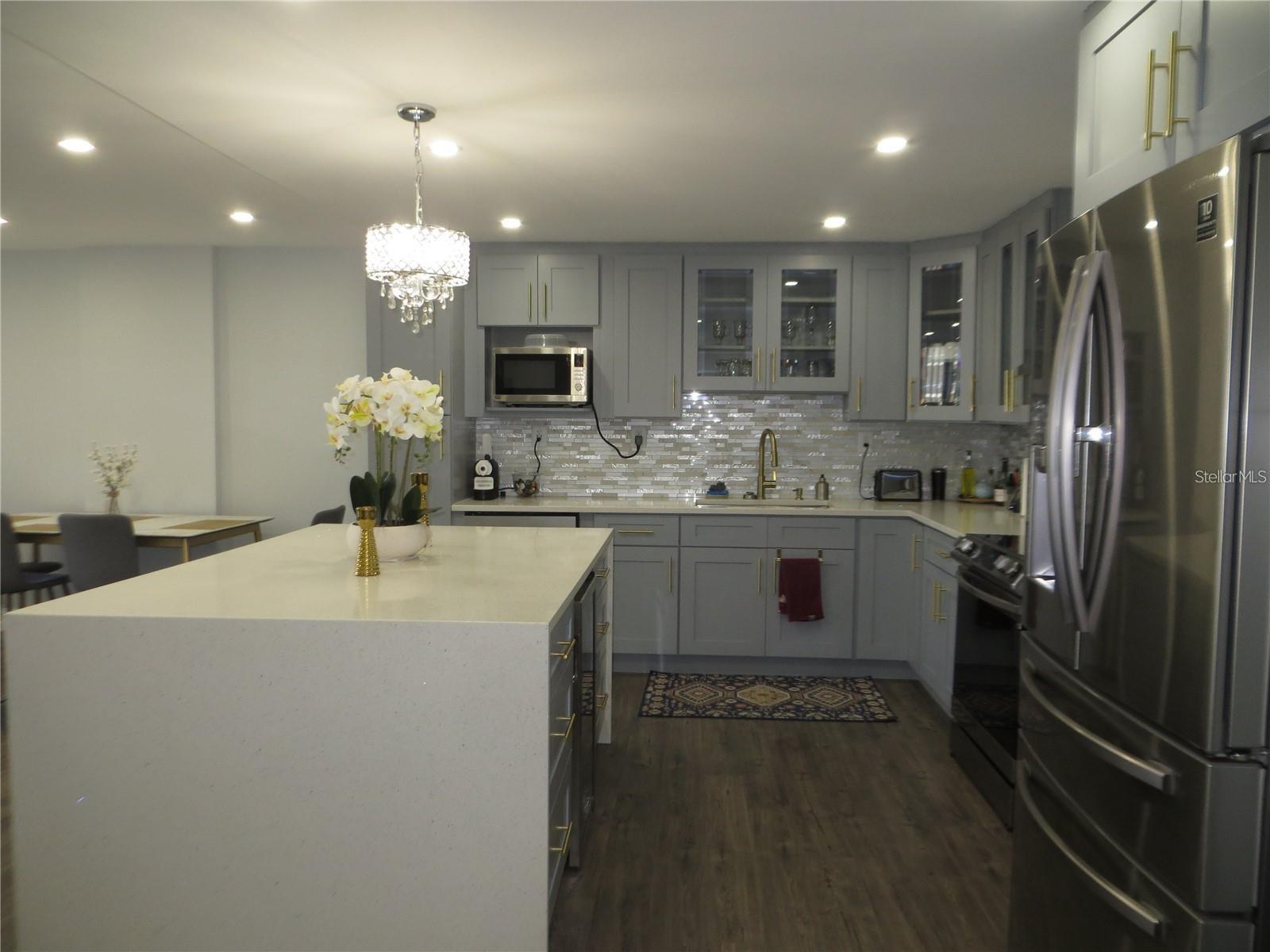 Image 7 of 27 For 400 Island Way 210