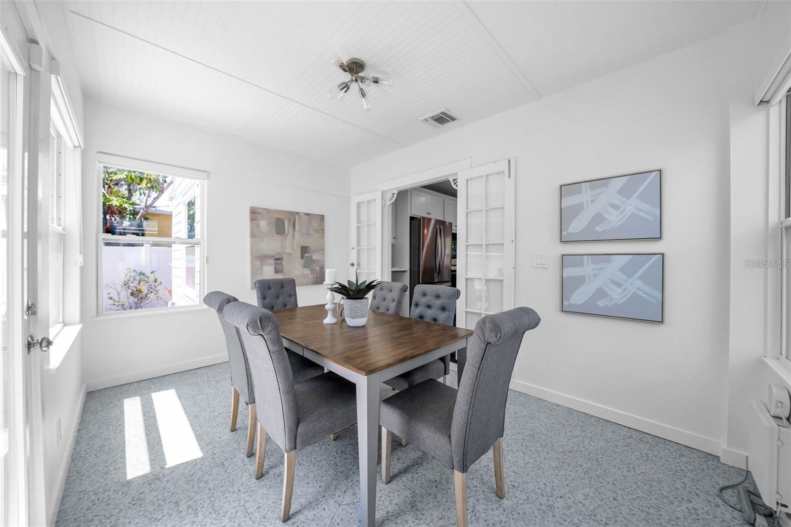 Listing photo id 11 for 136 30th Avenue N