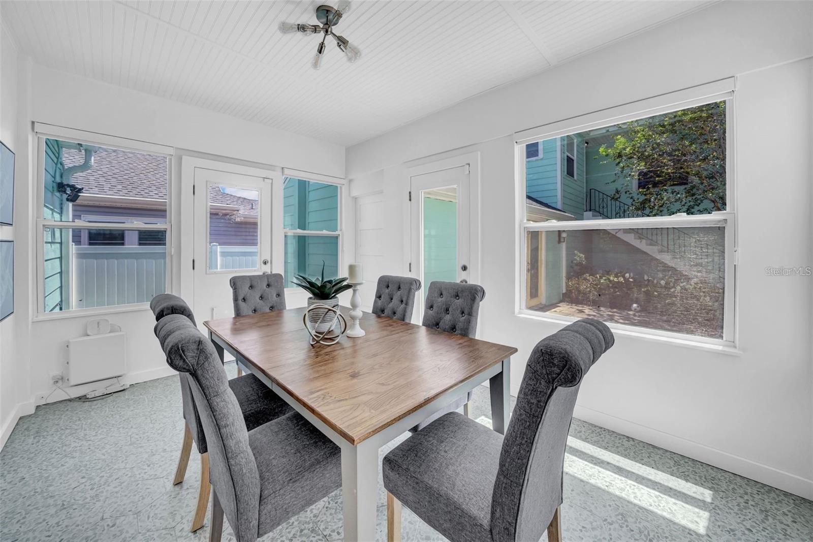 Listing photo id 12 for 136 30th Avenue N