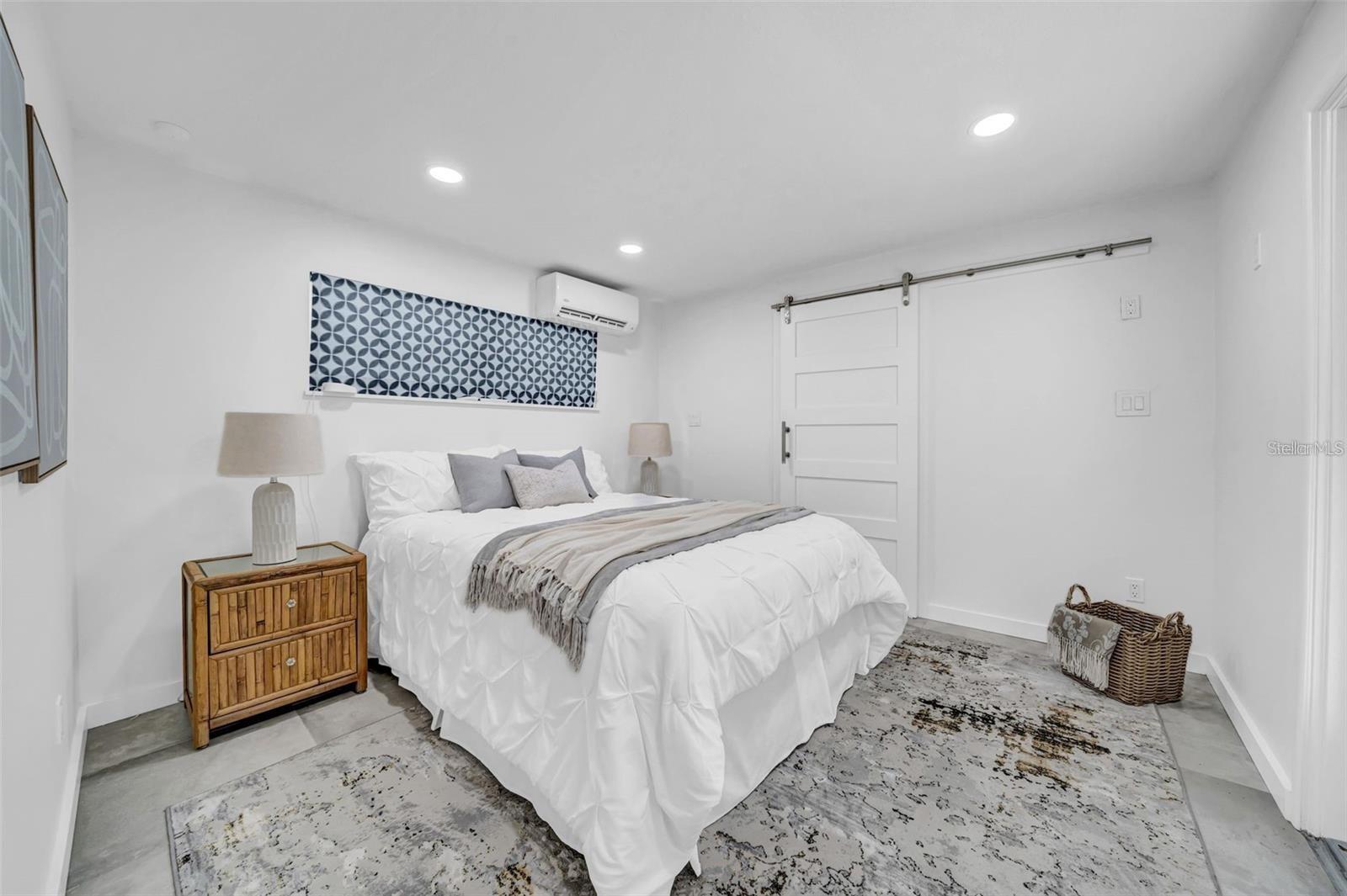 Listing photo id 13 for 136 30th Avenue N