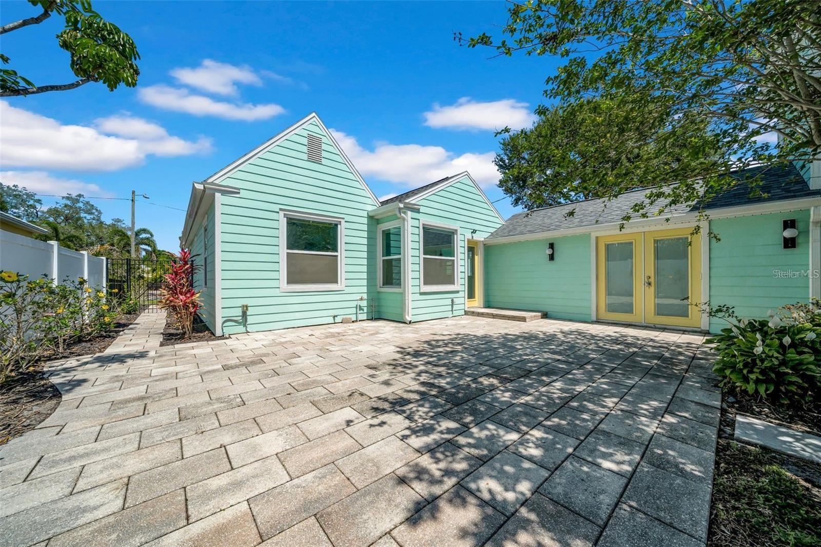 Listing photo id 21 for 136 30th Avenue N