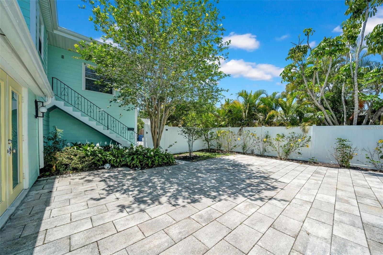 Listing photo id 23 for 136 30th Avenue N