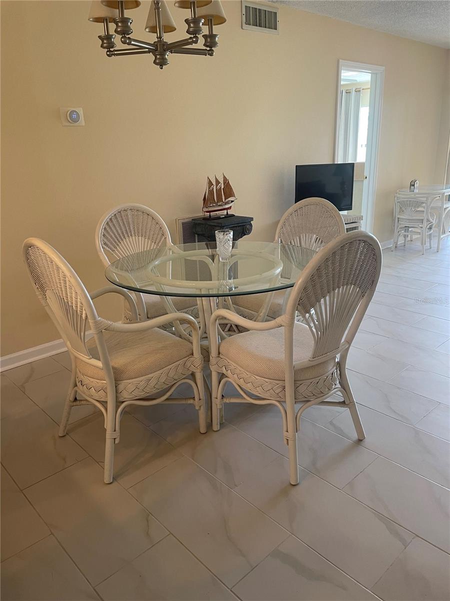Image 4 of 26 For 6180 Sun Boulevard 115