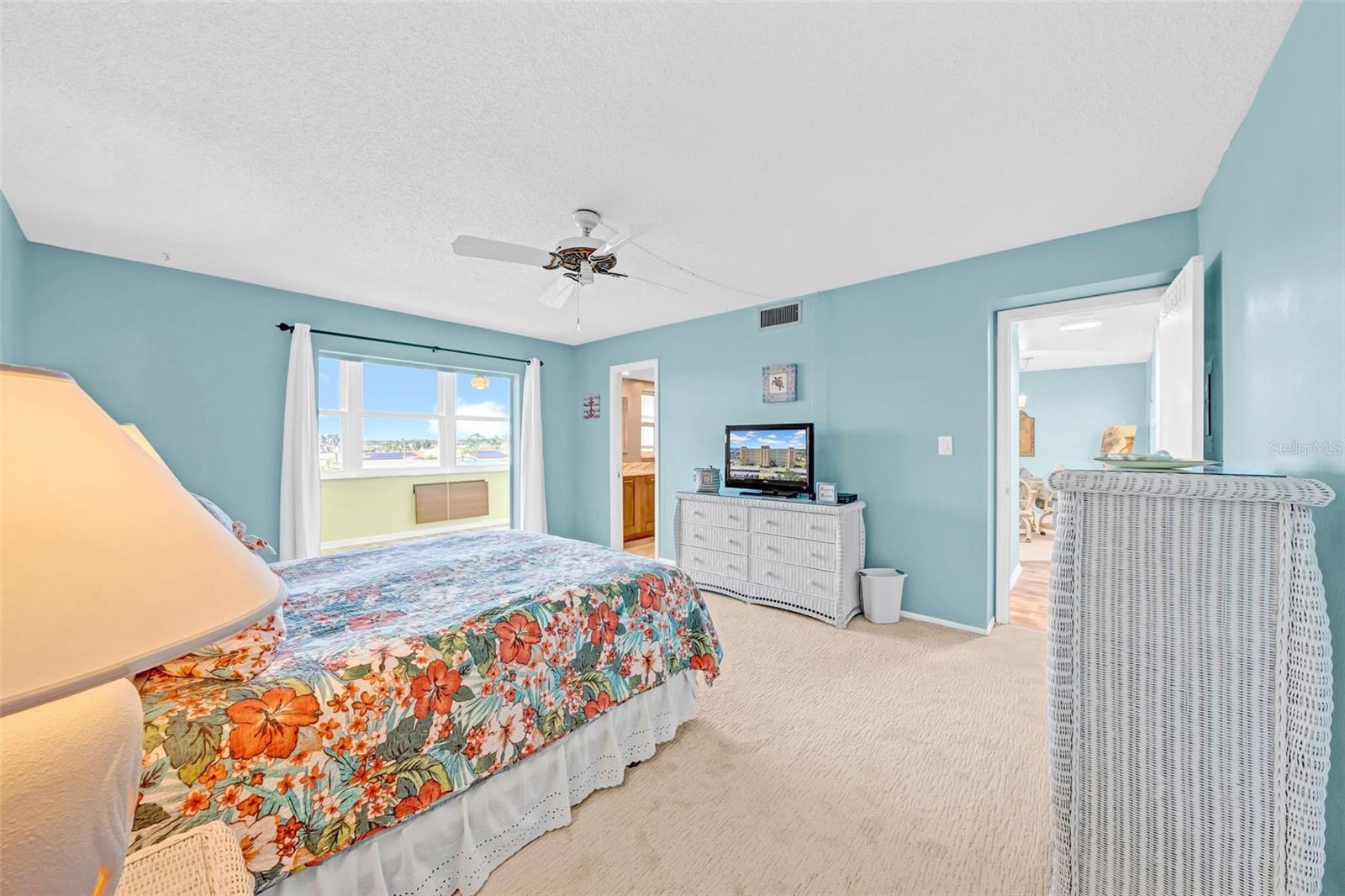 Image 15 of 49 For 4725 Cove Circle 302