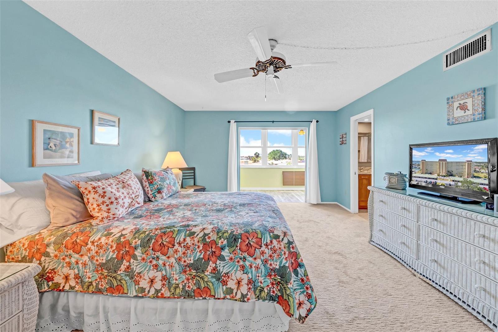 Image 16 of 49 For 4725 Cove Circle 302